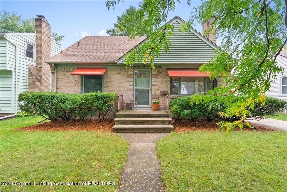 3 Bed 2 Bath Established Mid-Century Residence in Lansing, MI