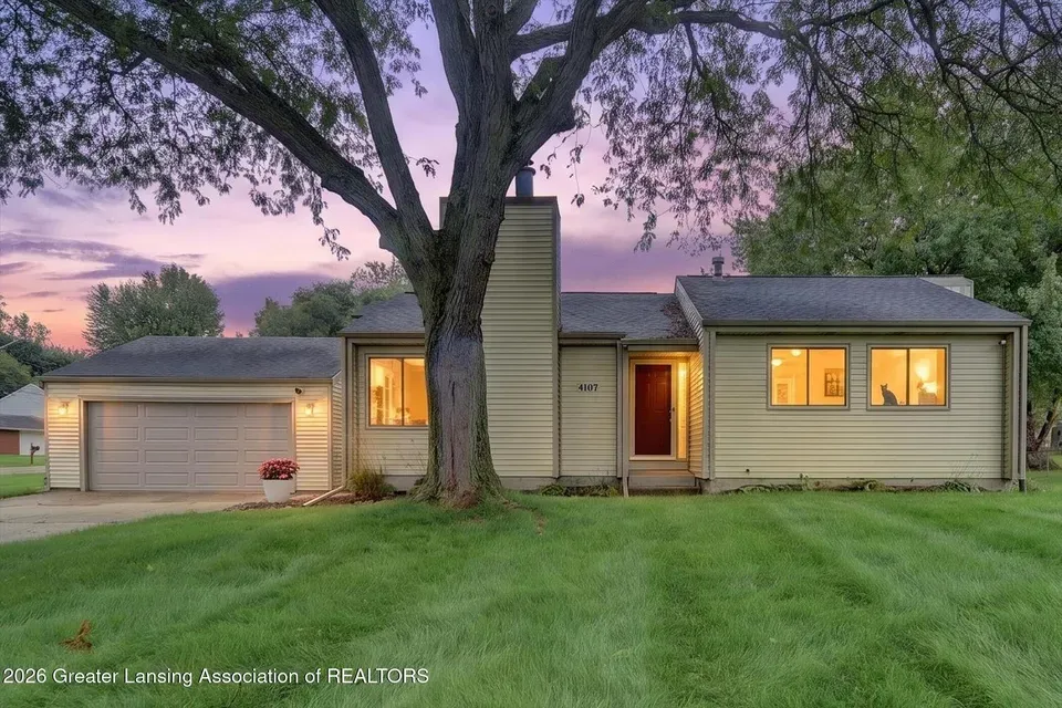 3 Bed 2 Bath Established Mid-Century Residence in Lansing, MI