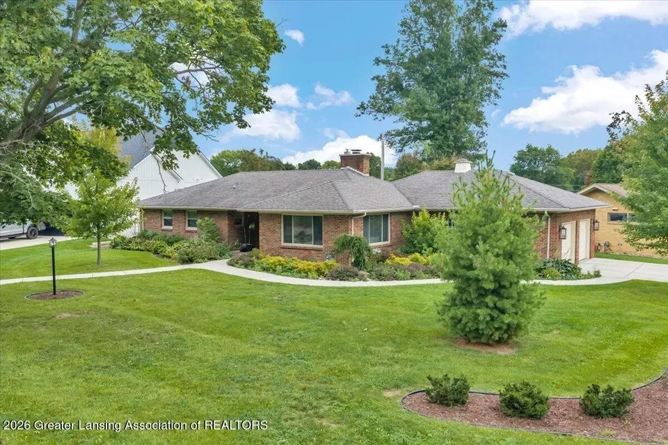 3 Bed 2 Bath Established Mid-Century Residence in Lansing, MI