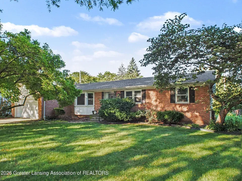 3 Bed 2 Bath Established Mid-Century Residence in Lansing, MI