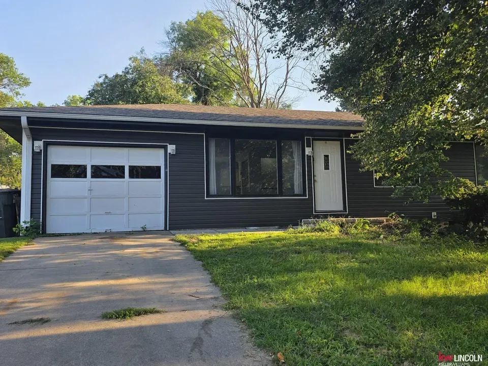 3 Bed 2 Bath Established Mid-Century Residence in Lincoln, NE