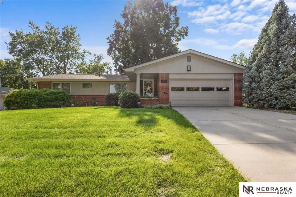 3 Bed 2 Bath Established Mid-Century Residence in Lincoln, NE