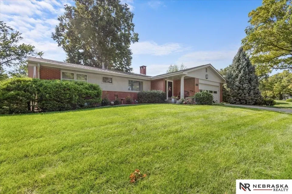 3 Bed 2 Bath Established Mid-Century Residence in Lincoln, NE - 2