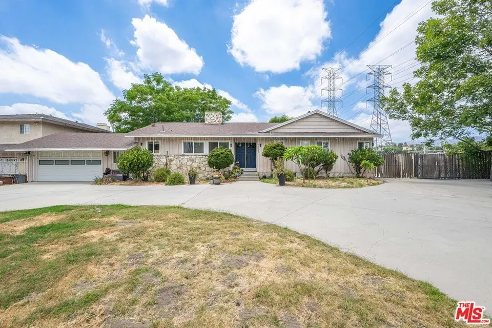 3 Bed 2 Bath Established Mid-Century Residence in Los Angeles, CA