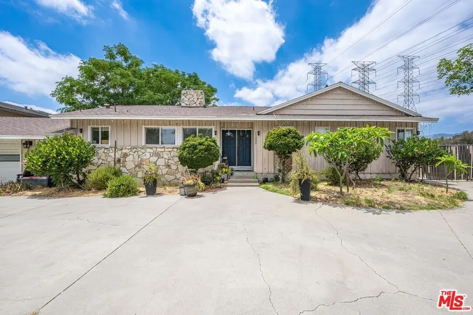 3 Bed 2 Bath Established Mid-Century Residence in Los Angeles, CA - 2