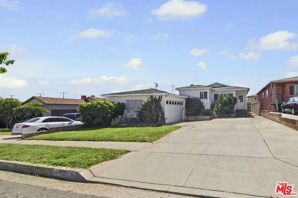 3 Bed 2 Bath Established Mid-Century Residence in Los Angeles, CA - 3
