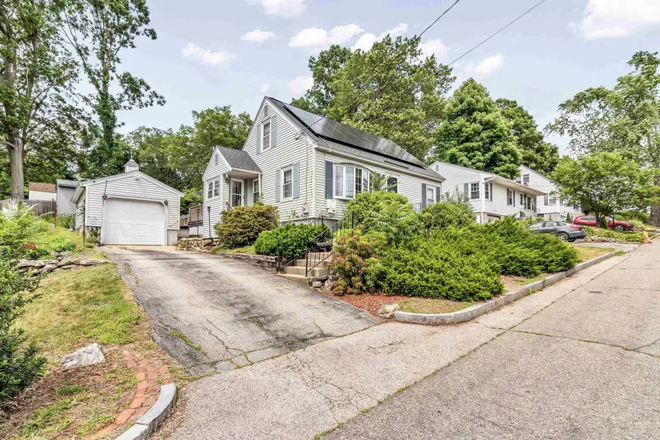 3 Bed 2 Bath Established Mid-Century Residence in Manchester, NH - 2