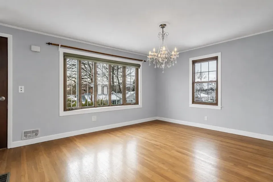 3 Bed 2 Bath Established Mid-Century Residence in Manchester, NH - 5
