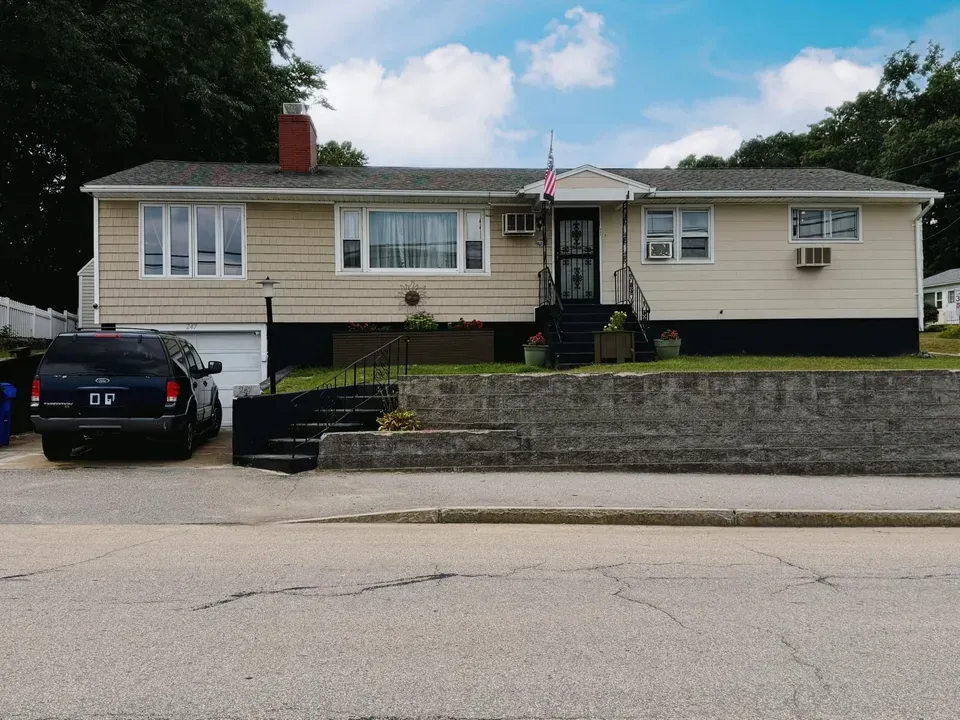 3 Bed 2 Bath Established Mid-Century Residence in Manchester, NH