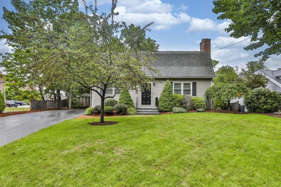 3 Bed 2 Bath Established Mid-Century Residence in Manchester, NH