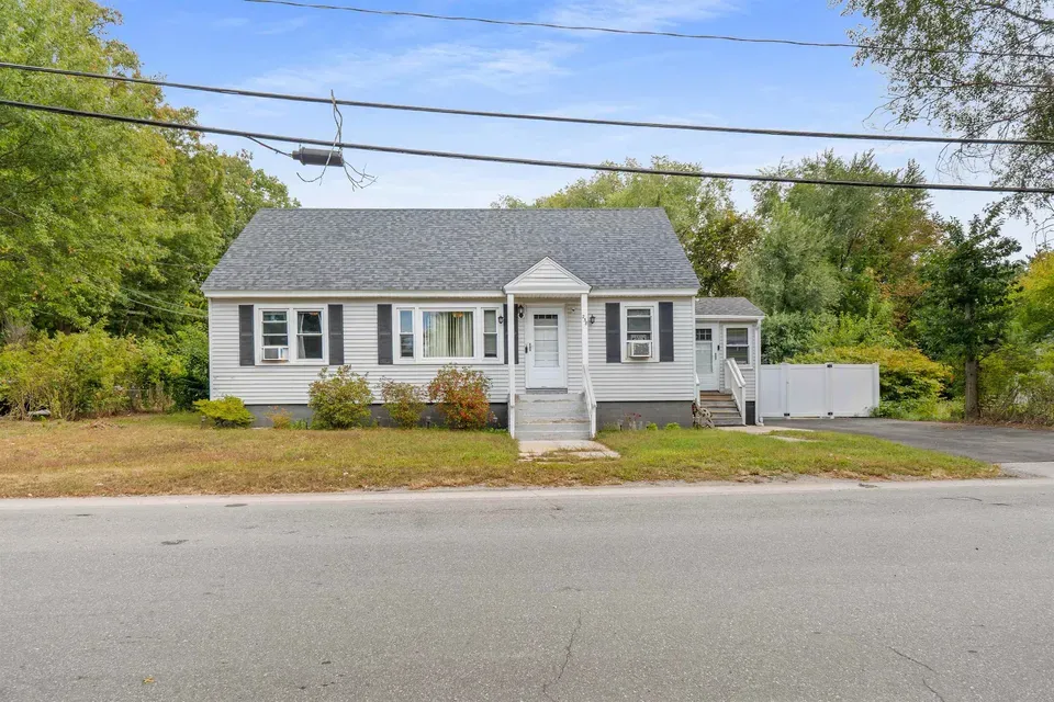 3 Bed 2 Bath Established Mid-Century Residence in Manchester, NH