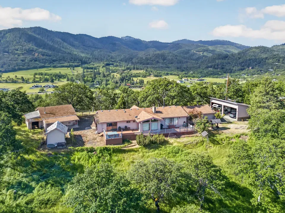 3 Bed 2 Bath Established Mid-Century Residence in Medford, OR