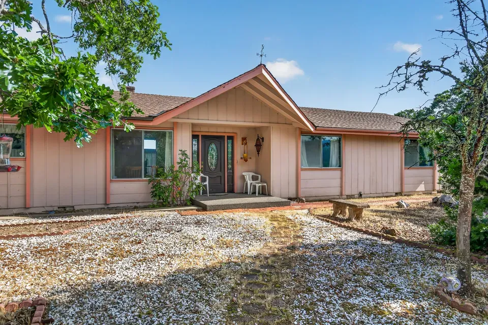 3 Bed 2 Bath Established Mid-Century Residence in Medford, OR - 2