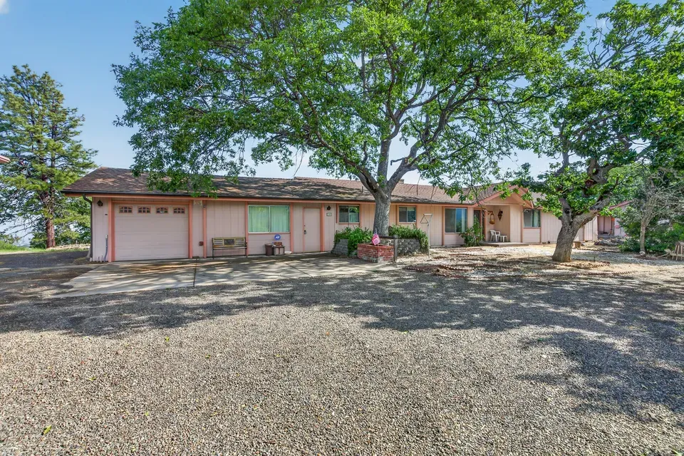 3 Bed 2 Bath Established Mid-Century Residence in Medford, OR - 3