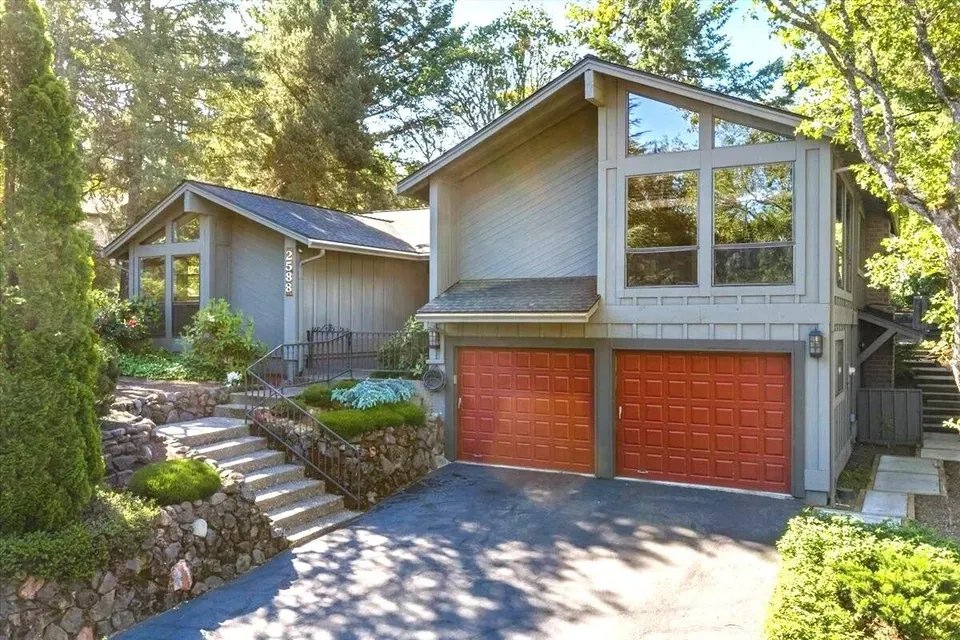 3 Bed 2 Bath Established Mid-Century Residence in Medford, OR