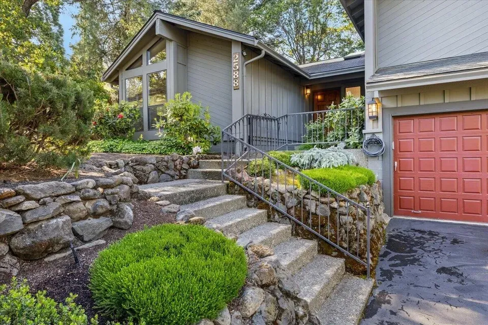 3 Bed 2 Bath Established Mid-Century Residence in Medford, OR - 2
