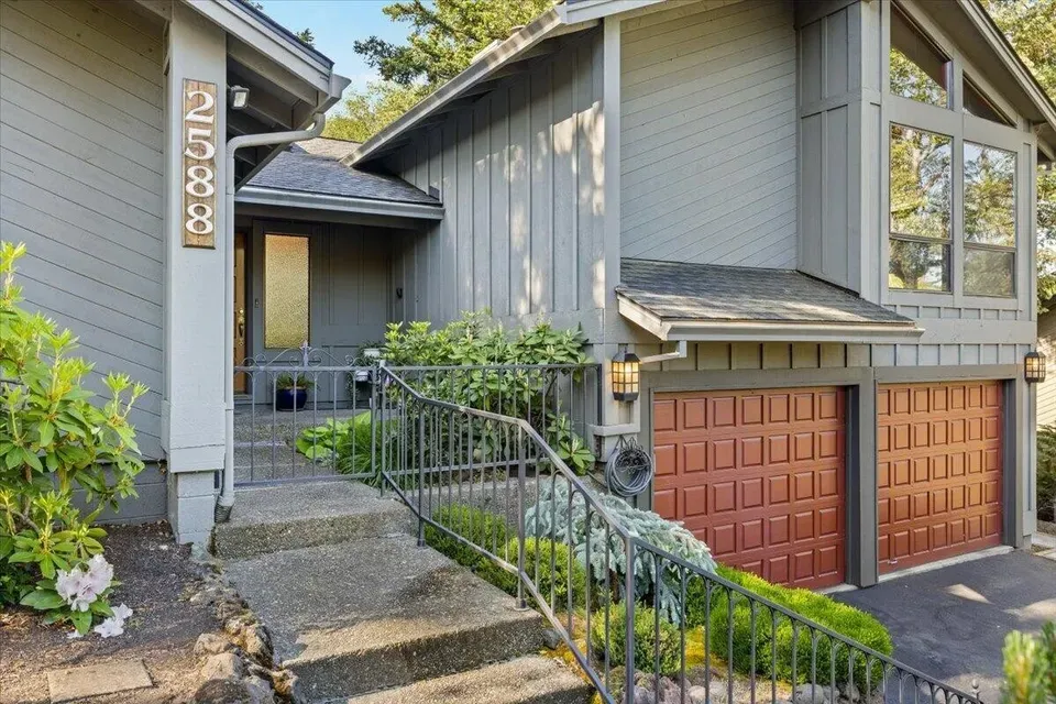 3 Bed 2 Bath Established Mid-Century Residence in Medford, OR - 3