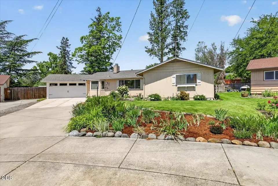 3 Bed 2 Bath Established Mid-Century Residence in Medford, OR