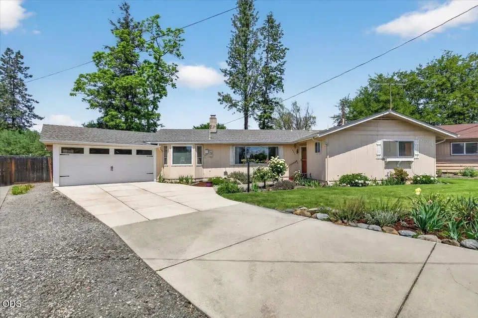 3 Bed 2 Bath Established Mid-Century Residence in Medford, OR - 2