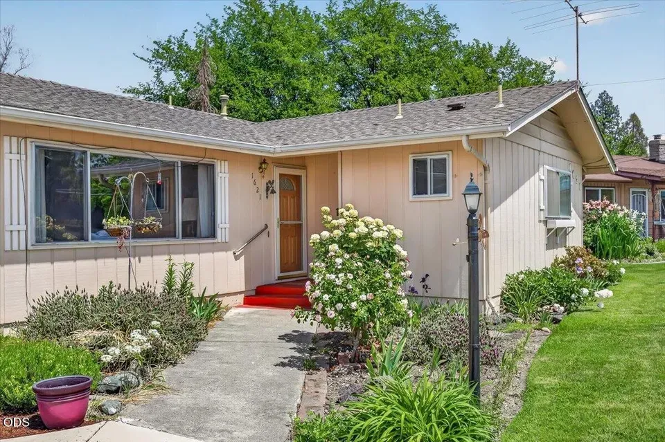 3 Bed 2 Bath Established Mid-Century Residence in Medford, OR - 4