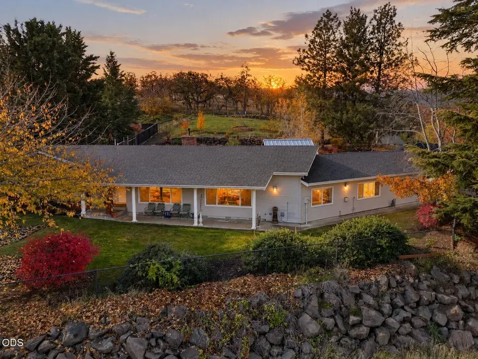 3 Bed 2 Bath Established Mid-Century Residence in Medford, OR - 2