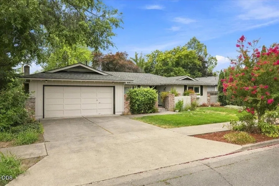 3 Bed 2 Bath Established Mid-Century Residence in Medford, OR