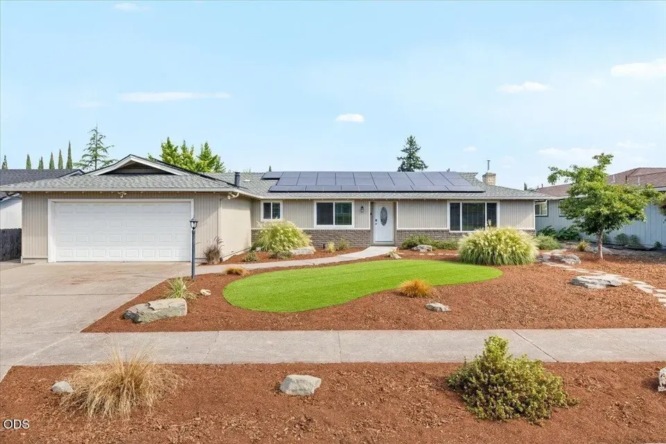 3 Bed 2 Bath Established Mid-Century Residence in Medford, OR - 1
