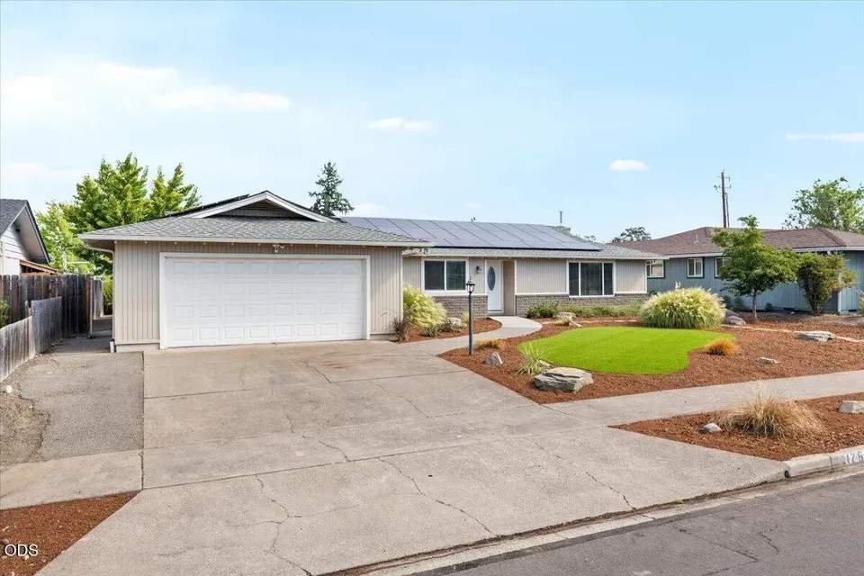 3 Bed 2 Bath Established Mid-Century Residence in Medford, OR - 2