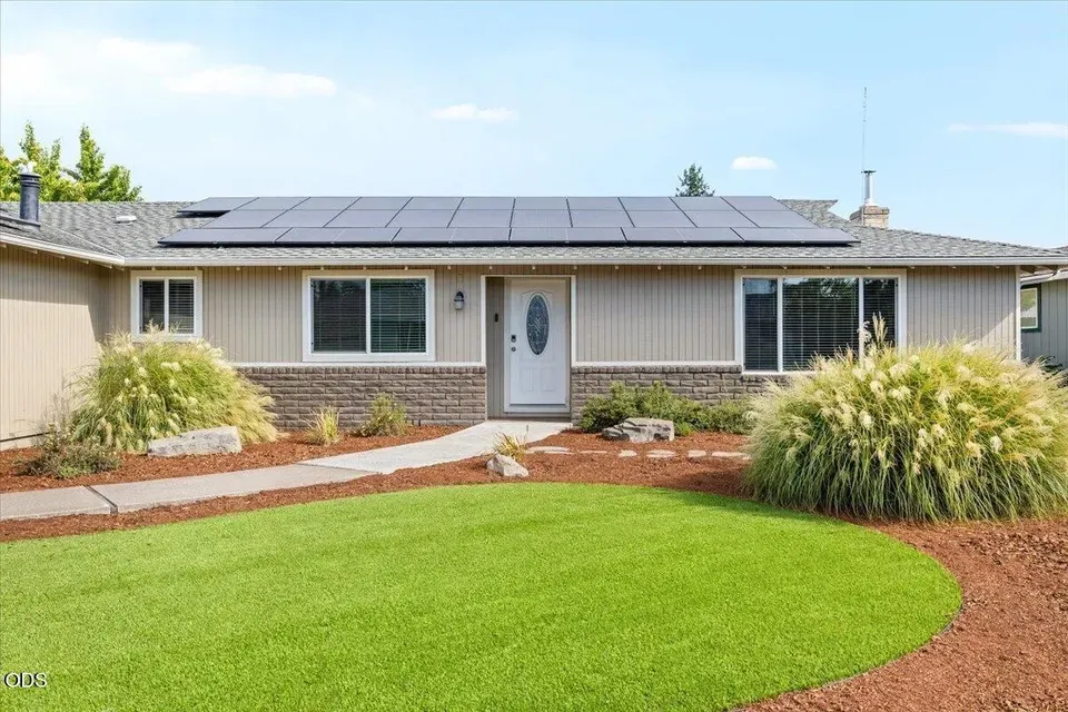 3 Bed 2 Bath Established Mid-Century Residence in Medford, OR - 3