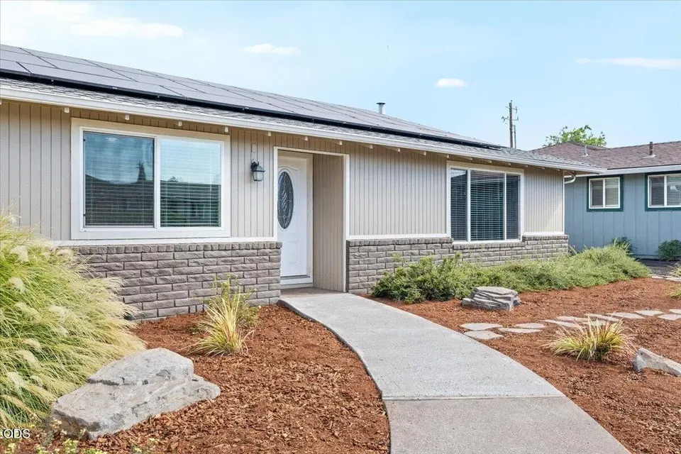 3 Bed 2 Bath Established Mid-Century Residence in Medford, OR - 4