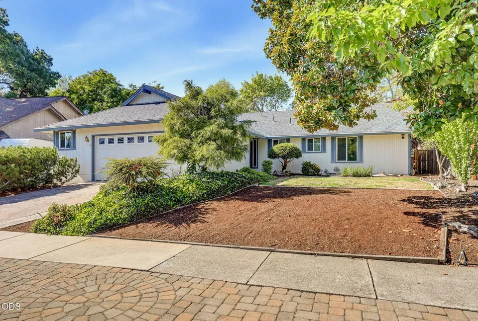 3 Bed 2 Bath Established Mid-Century Residence in Medford, OR - 1