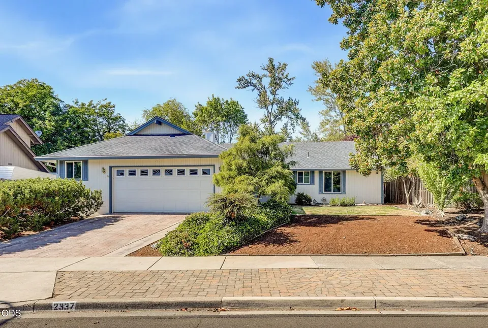 3 Bed 2 Bath Established Mid-Century Residence in Medford, OR - 2