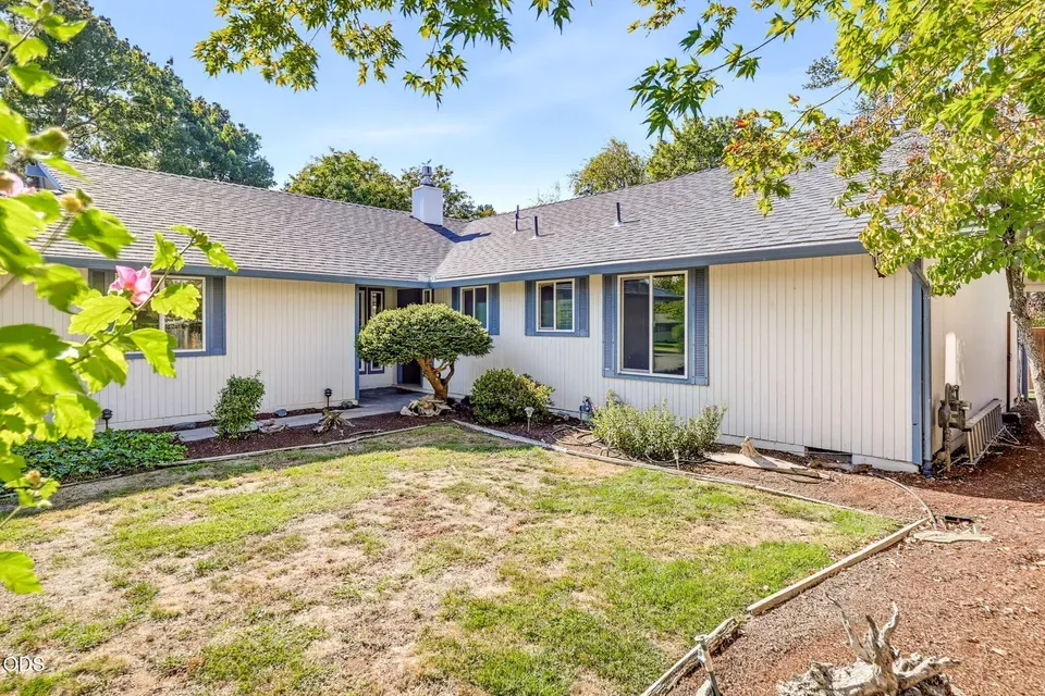 3 Bed 2 Bath Established Mid-Century Residence in Medford, OR - 3
