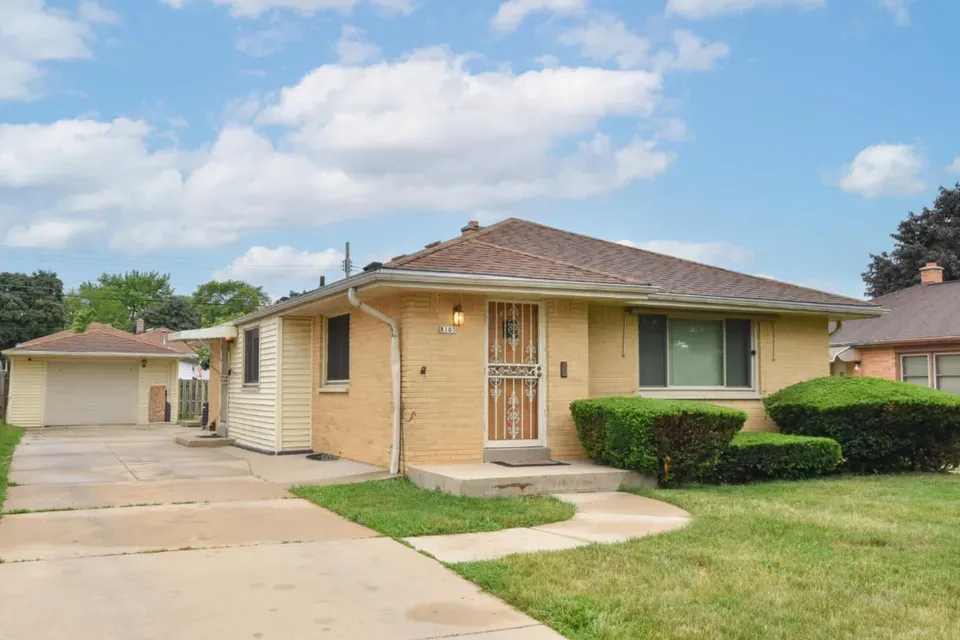 3 Bed 2 Bath Established Mid-Century Residence in Milwaukee, WI