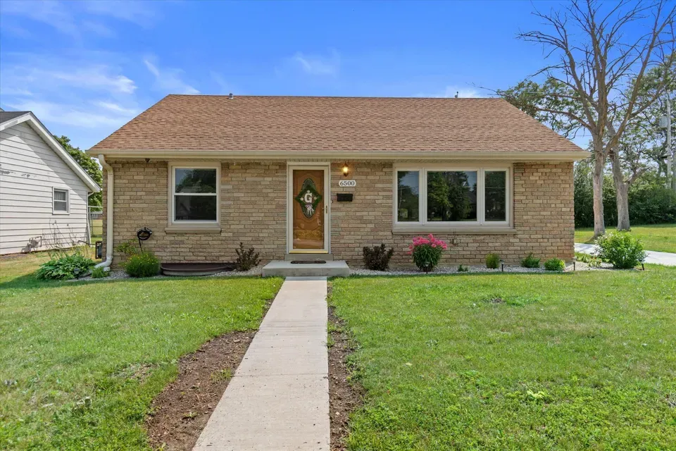 3 Bed 2 Bath Established Mid-Century Residence in Milwaukee, WI