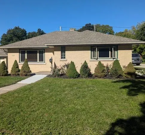 3 Bed 2 Bath Established Mid-Century Residence in Milwaukee, WI