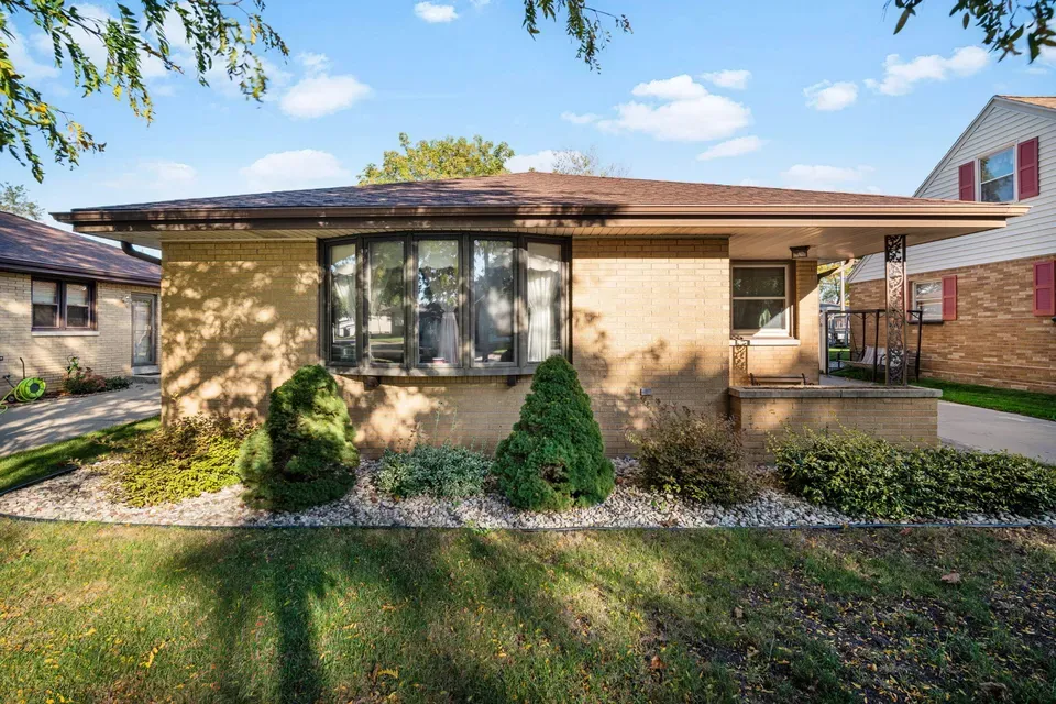 3 Bed 2 Bath Established Mid-Century Residence in Milwaukee, WI