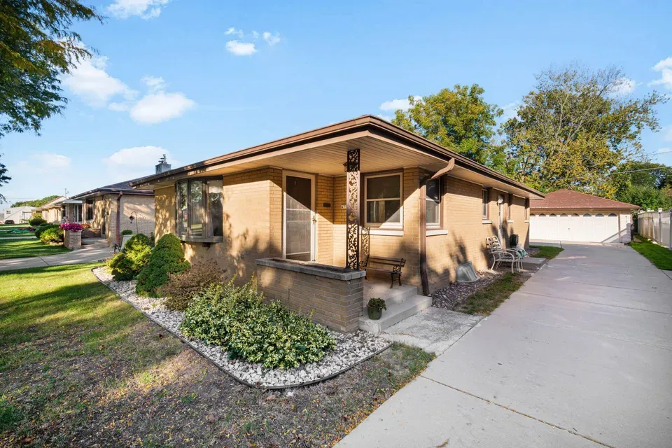 3 Bed 2 Bath Established Mid-Century Residence in Milwaukee, WI - 2