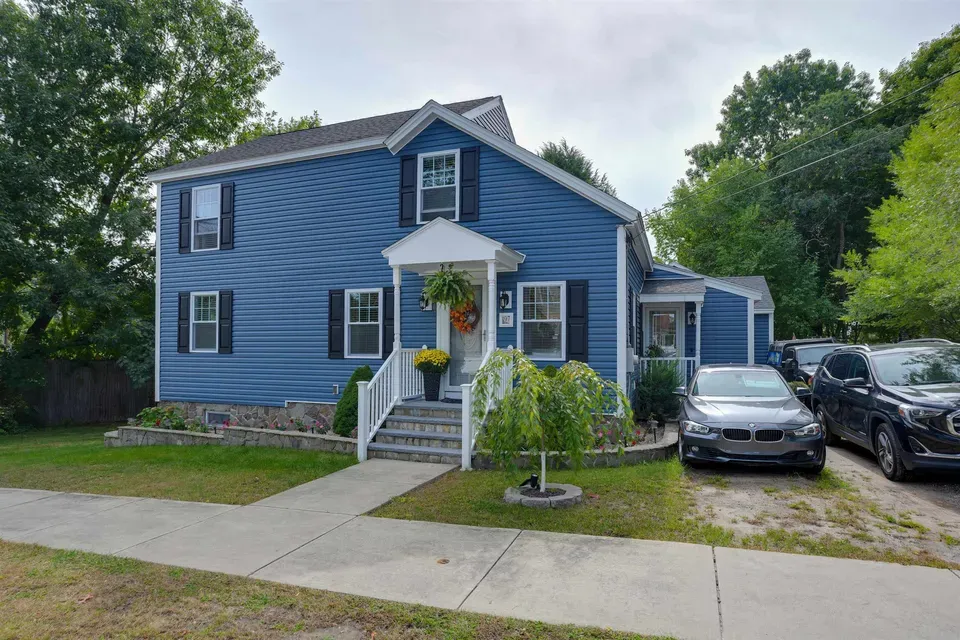 3 Bed 2 Bath Established Mid-Century Residence in Nashua, NH - 3