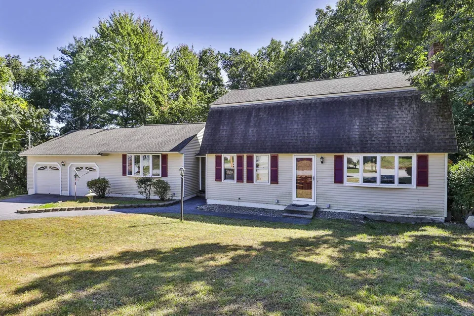 3 Bed 2 Bath Established Mid-Century Residence in Nashua, NH - 2
