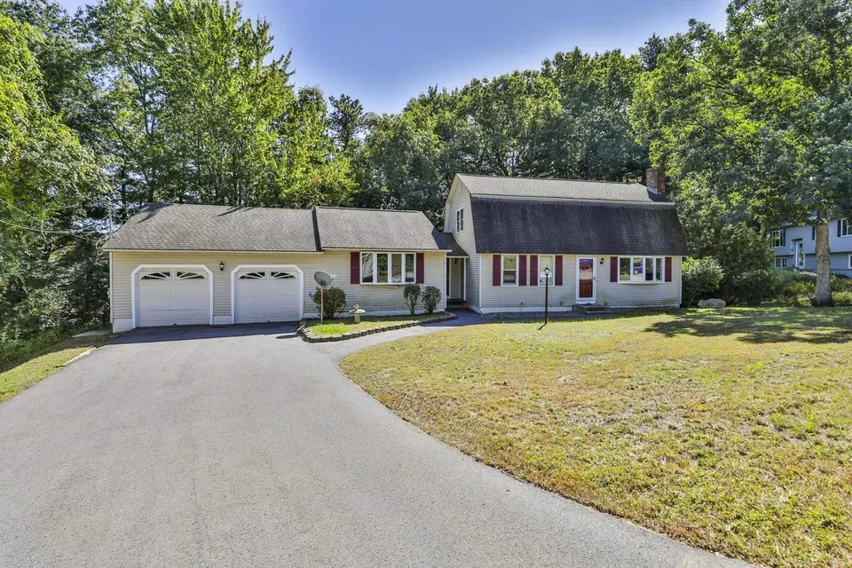 3 Bed 2 Bath Established Mid-Century Residence in Nashua, NH - 3