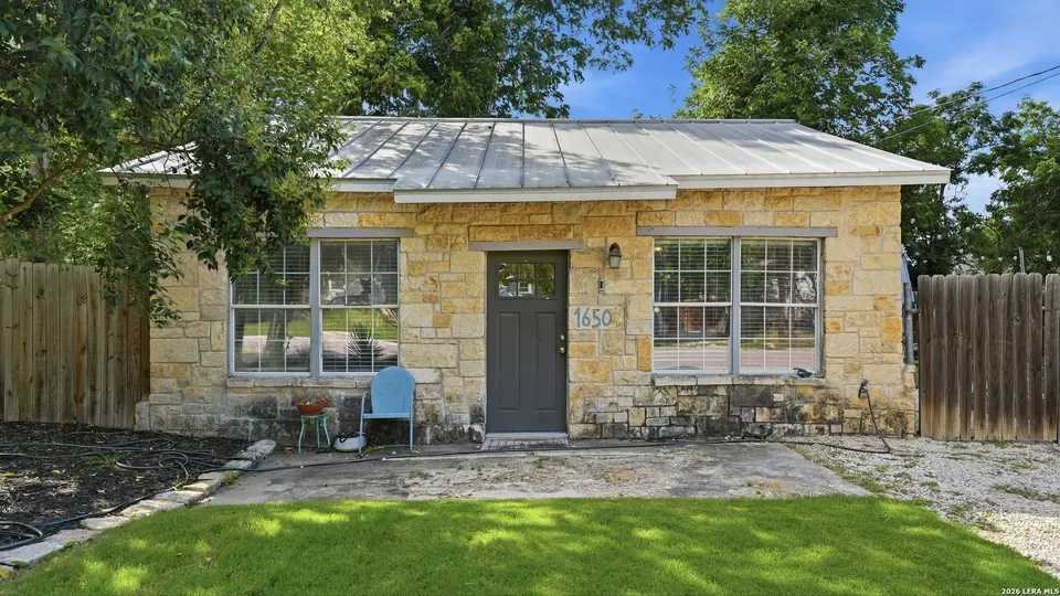 3 Bed 2 Bath Established Mid-Century Residence in New Braunfels, TX - 1
