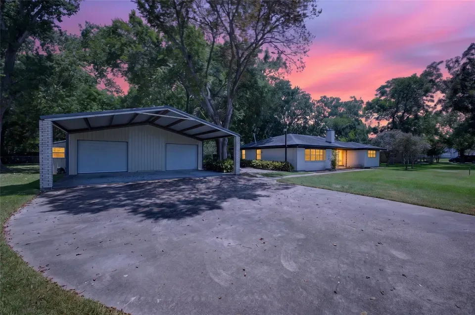 3 Bed 2 Bath Established Mid-Century Residence in Pearland, TX
