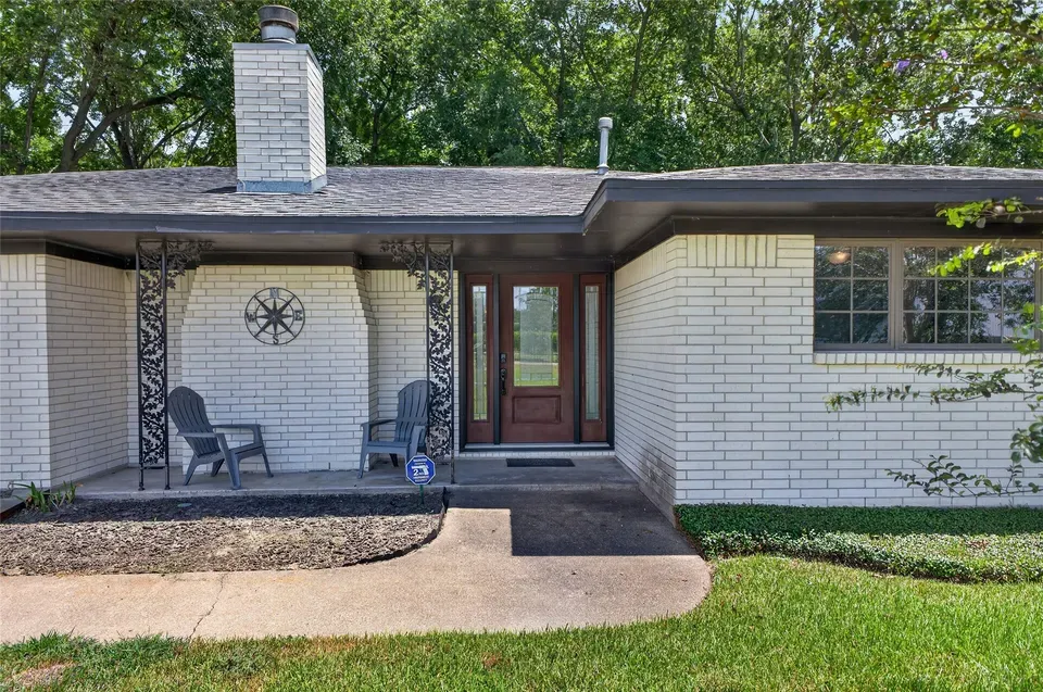 3 Bed 2 Bath Established Mid-Century Residence in Pearland, TX - 2