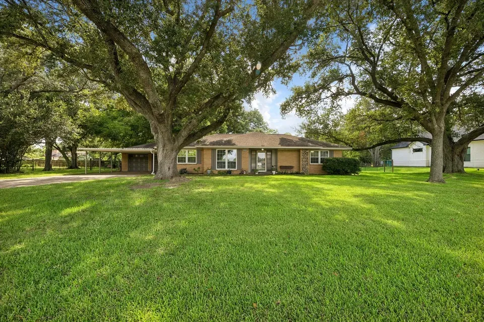 3 Bed 2 Bath Established Mid-Century Residence in Pearland, TX