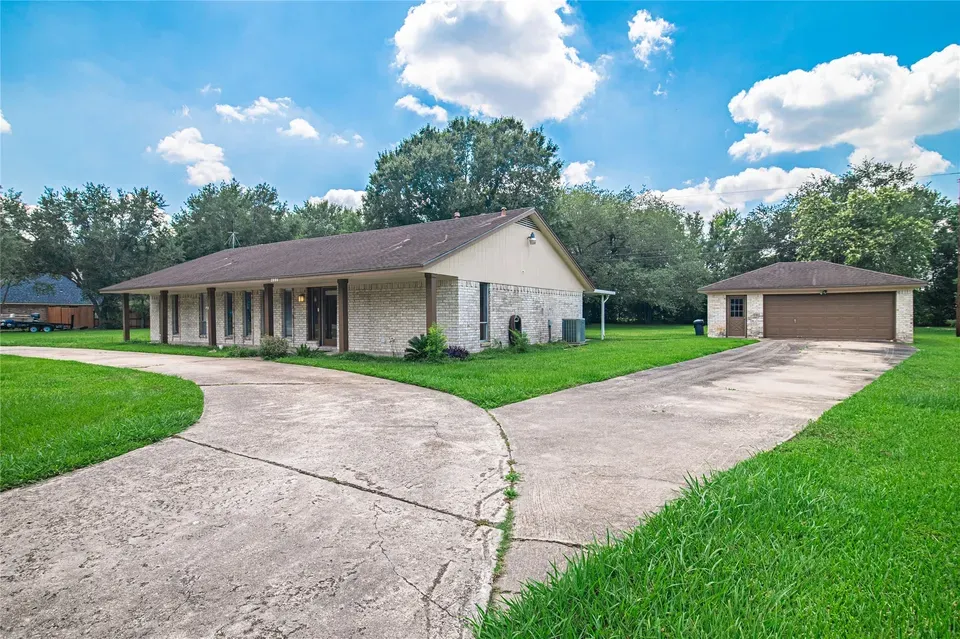 3 Bed 2 Bath Established Mid-Century Residence in Pearland, TX