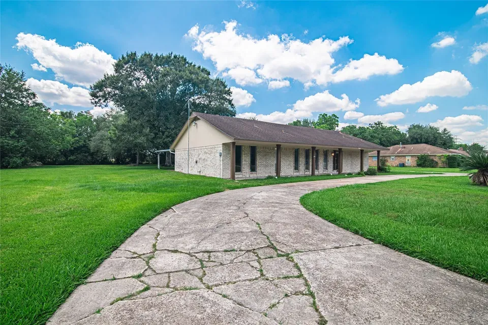3 Bed 2 Bath Established Mid-Century Residence in Pearland, TX - 3