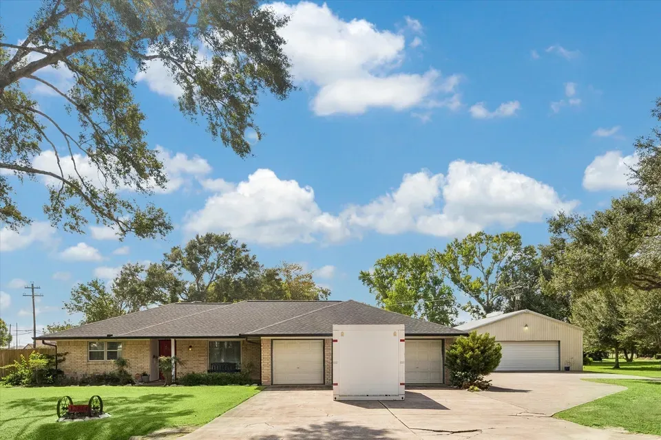3 Bed 2 Bath Established Mid-Century Residence in Pearland, TX