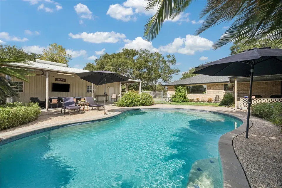 3 Bed 2 Bath Established Mid-Century Residence in Pearland, TX - 3
