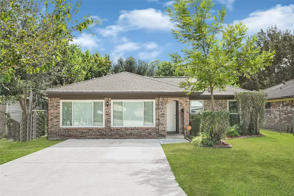 3 Bed 2 Bath Established Mid-Century Residence in Pearland, TX - 3